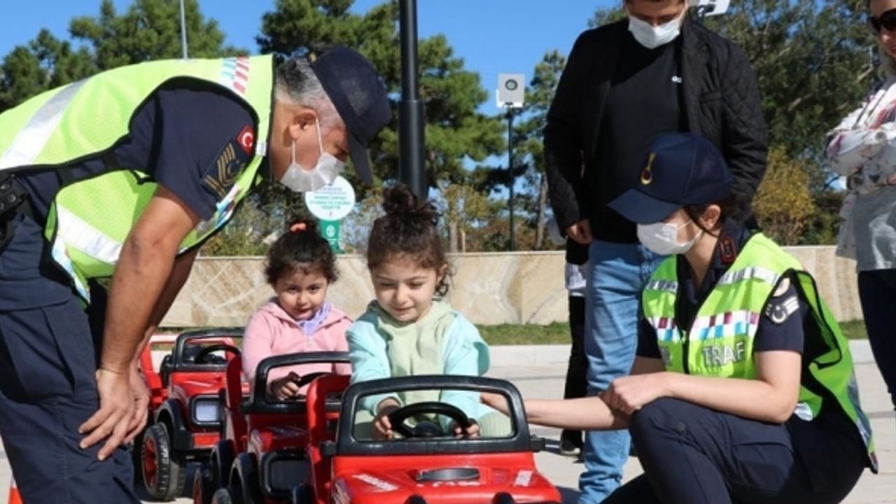 Jandarma ekipleri, çocuklara trafik eğitimi verdi