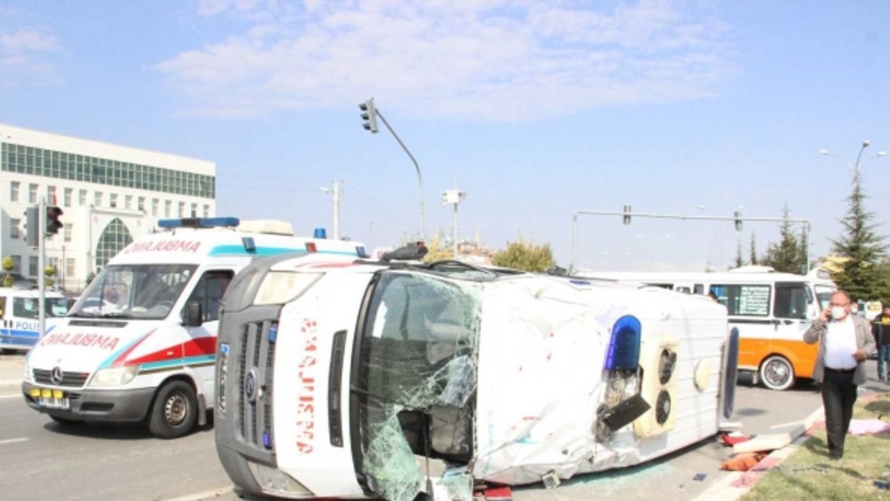 Karaman’da ambulans ile minibüs çarpıştı, seyyar satıcının aracı refüje fırladı: 10 yaralı