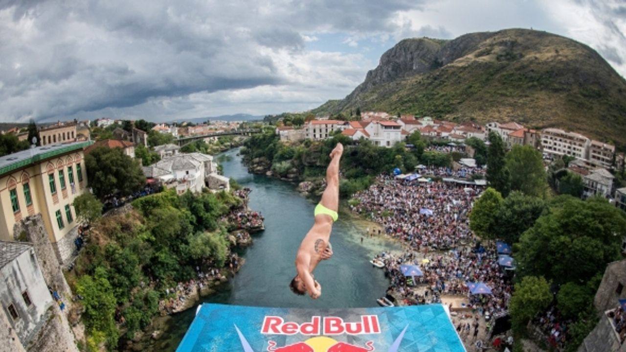 Red Bull Cliff Diving’in Mostar ayağında kazananlar Rhiannan Iffland ve