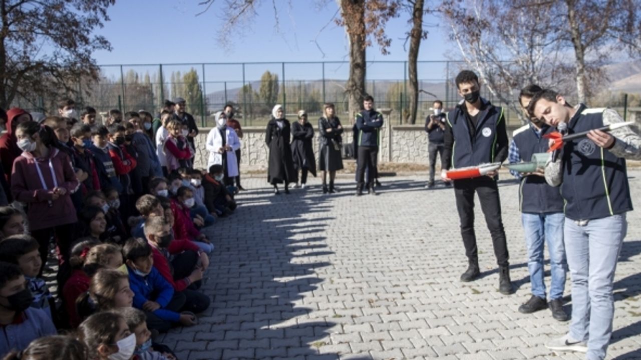 Erzurum'da gönüllü gençler, kırsaldaki öğrencilere teknoloji projelerini tanıttı