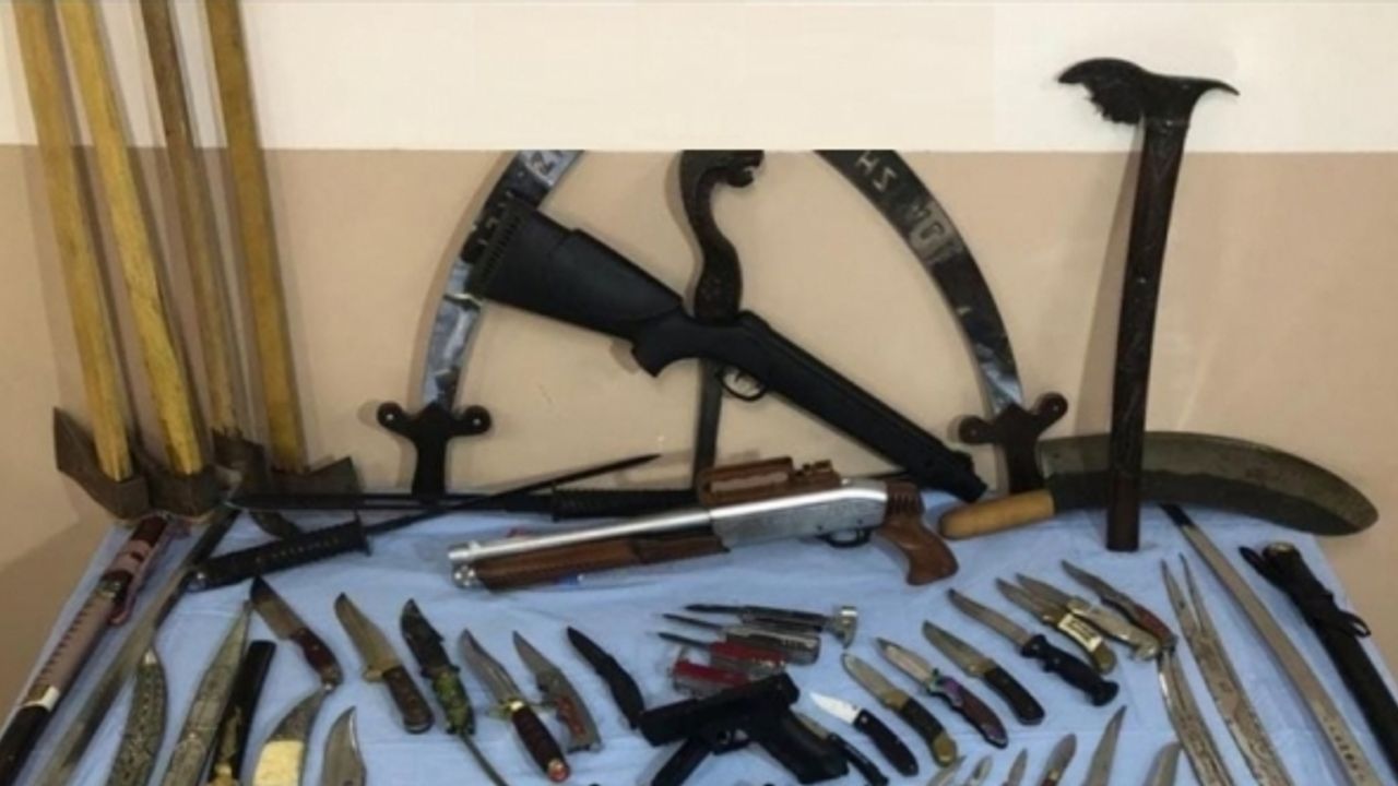 Ardahan'da bir evde 5 ruhsatsız tabanca, 2 av tüfeği ele geçirildi