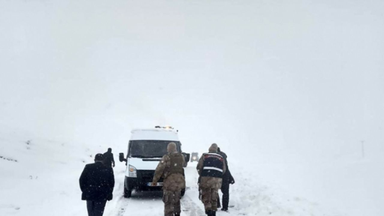 Bitlis'te kar nedeniyle yolda mahsur kalan öğrenciler kurtarıldı