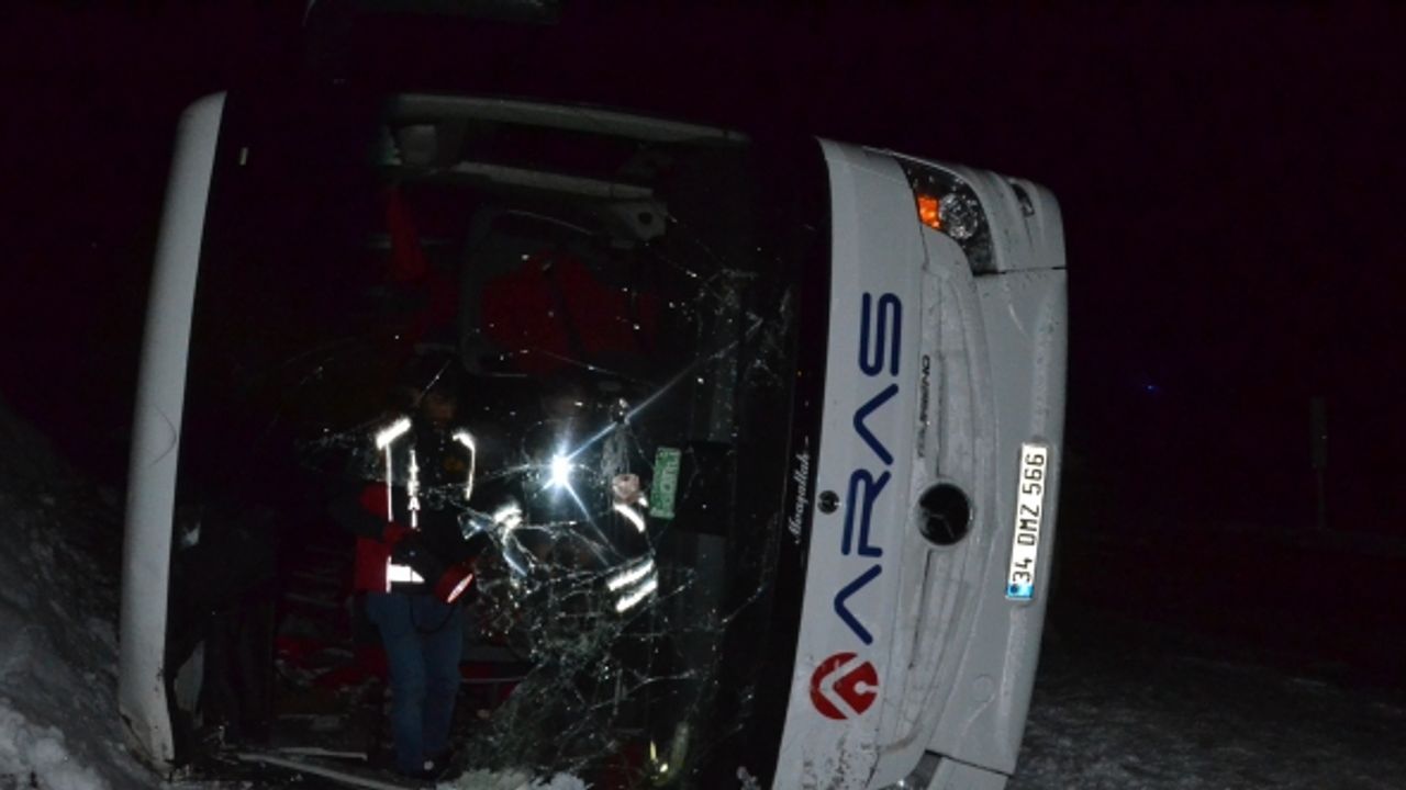 GÜNCELLEME - Kars-Erzurum kara yolunda yolcu otobüsü devrildi