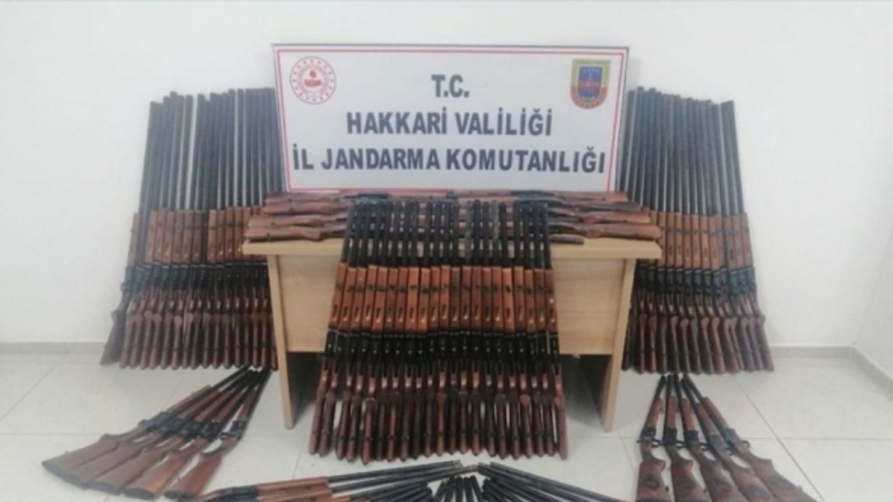 Hakkari kırsalında 100 av tüfeği ele geçirildi