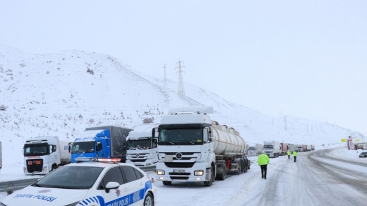 Trafik polisleri, çetin kış şartlarında güvenli seyahat için sürücülerin yanında
