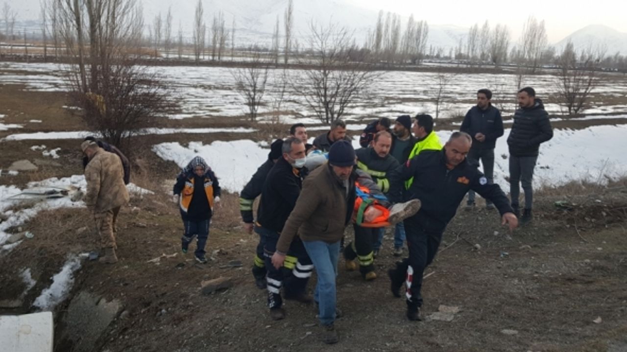 Erzincan'da sulama kanalına düşen cipte sıkışan sürücü ekiplerce kurtarıldı
