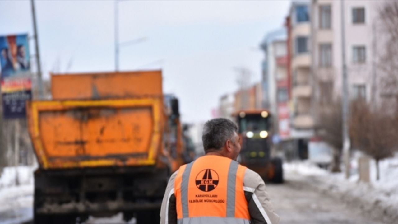 Kars'ta kar yığınları kamyonlarla şehir dışına taşınıyor