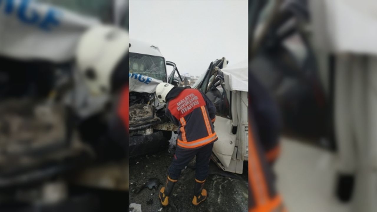 Malatya'da yolcu minibüsü ile kamyonet çarpıştı, 9 kişi yaralandı