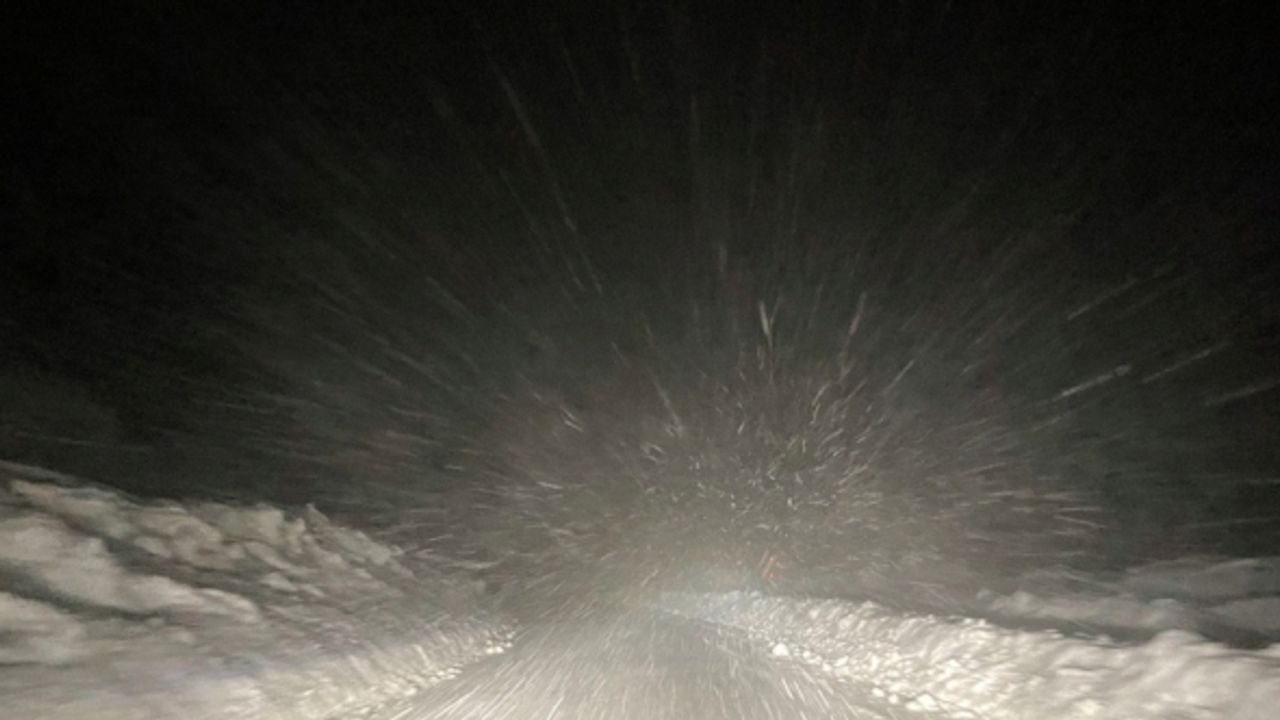 Yedisu-Erzincan kara yolunda kar ve tipi etkili oldu