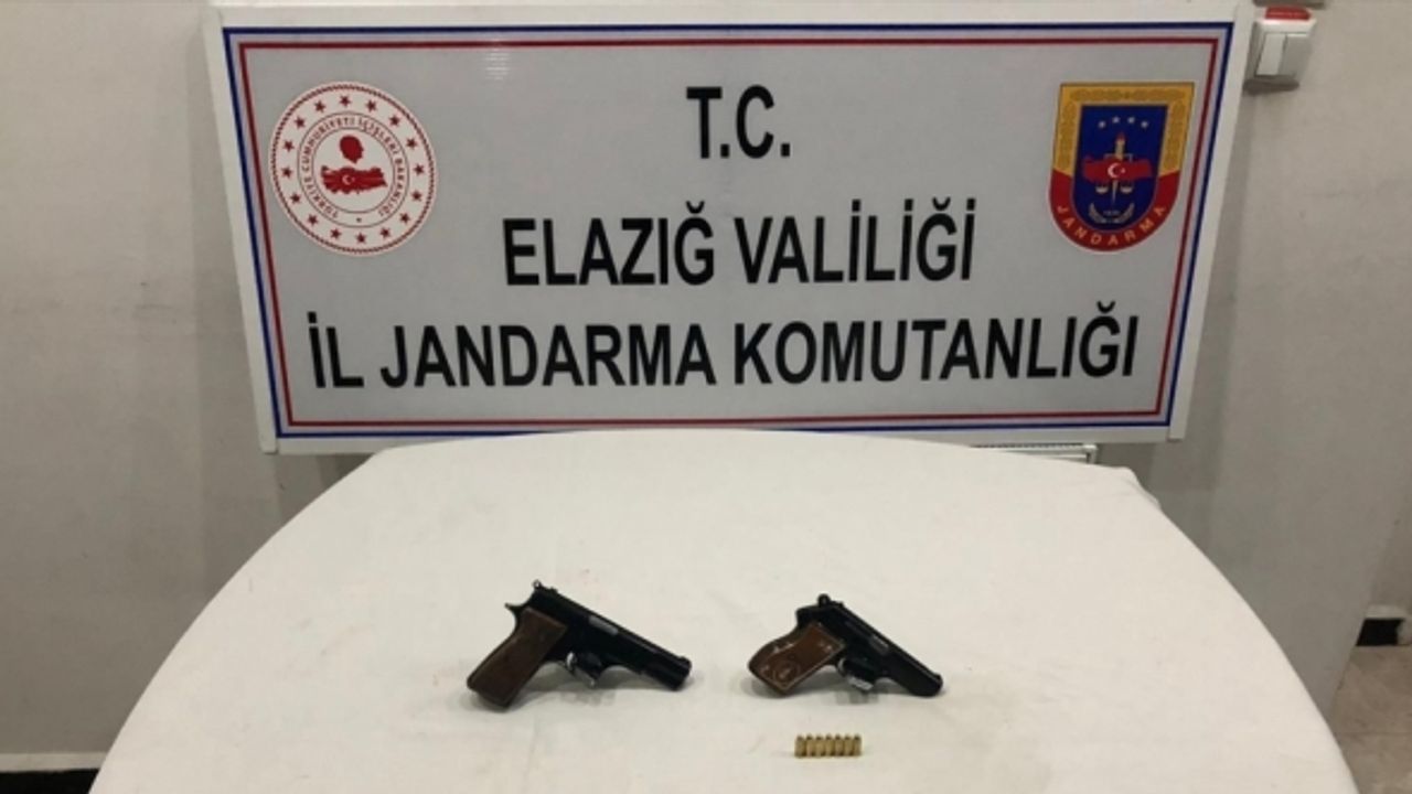 Elazığ'da ruhsatsız tabanca ile yakalanan 2 kişi gözaltına alındı