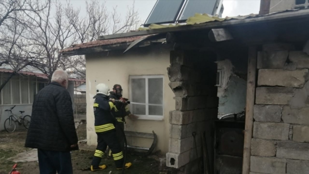 Erzincan'da elektrikli battaniyeden çıkan yangın evde hasara neden oldu
