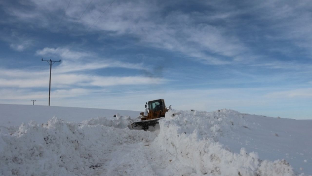 Kardan yolu kapalı mezraya saman ulaştırılması için ekipler seferber oldu
