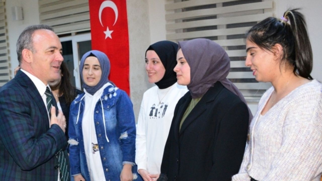 Ardahan Valisi Öner, üniversiteli kız öğrencilerle iftar yaptı