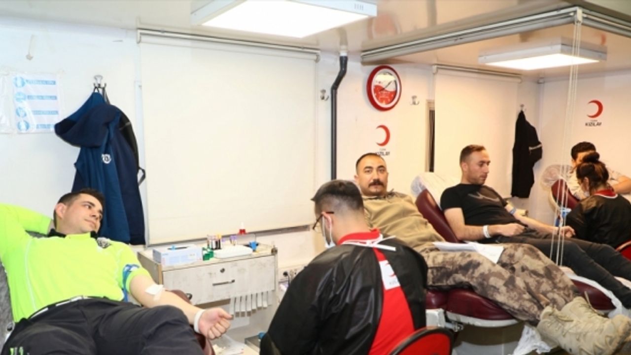 Hakkari'de polisler Türk Kızılay'a kan ve kök hücre bağışında bulundu