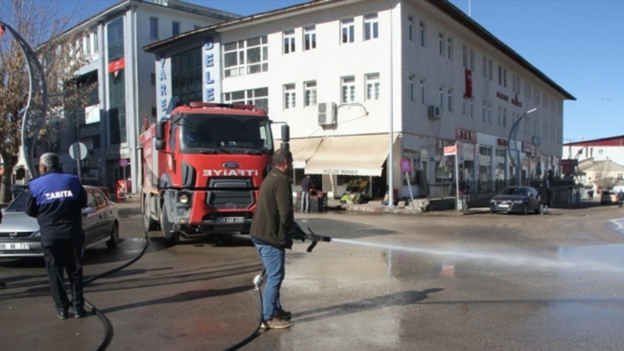 Malazgirt Belediyesi cadde ve sokakları yıkadı