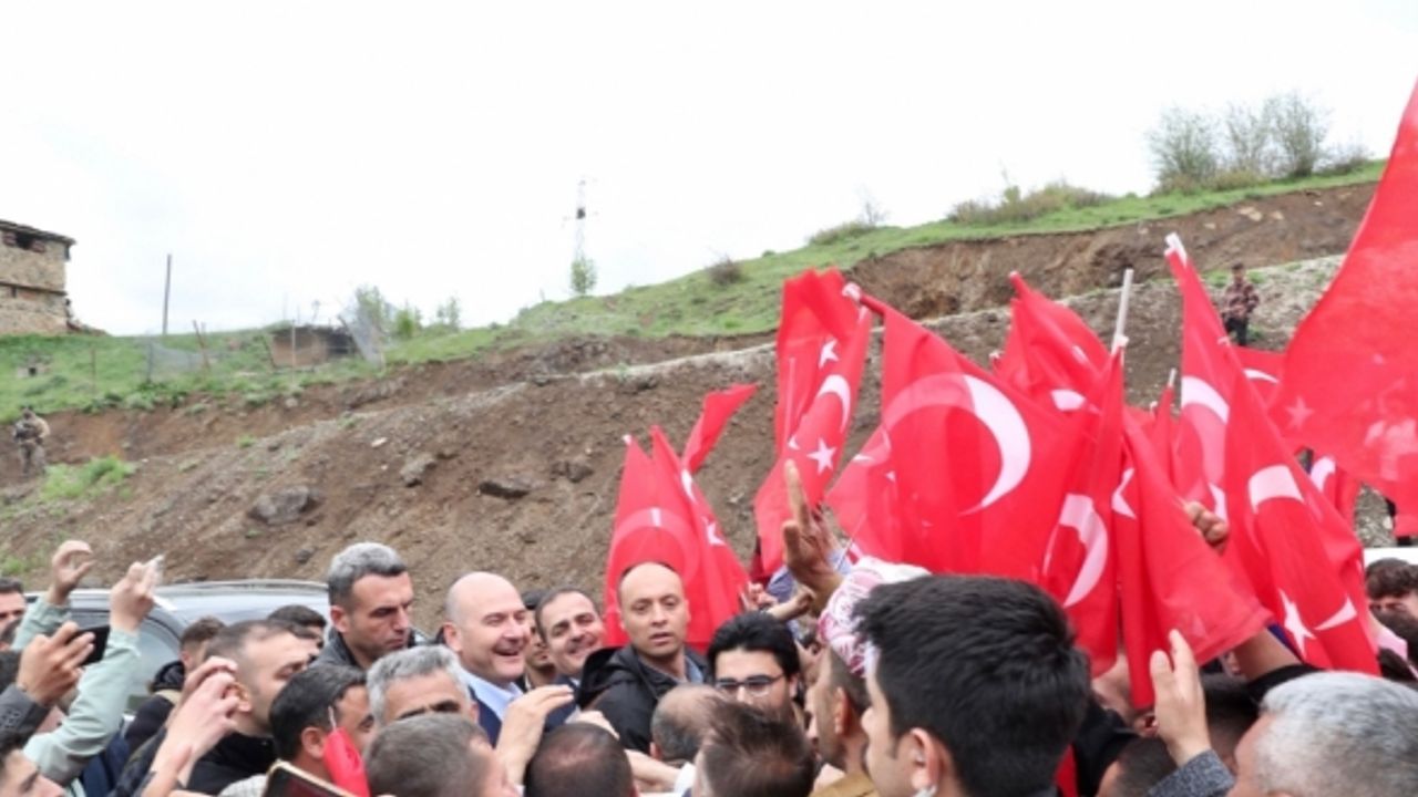 Bakan Soylu, Şemdinli Üzümkıran köyü sakinlerini Cumhurbaşkanı Erdoğan'la telefonda görüştürdü