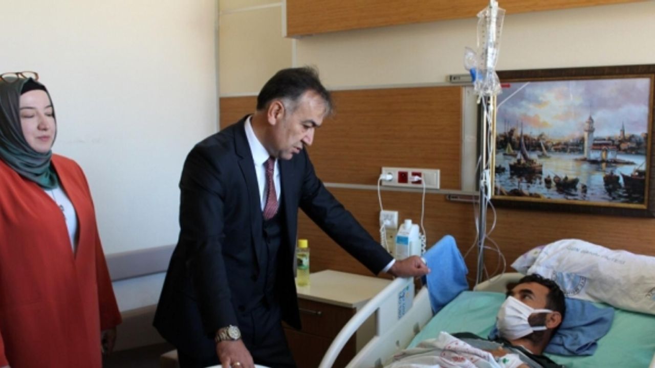 Bitlis Valisi Çağatay operasyonda yaralanan güvenlik korucusunu ziyaret etti