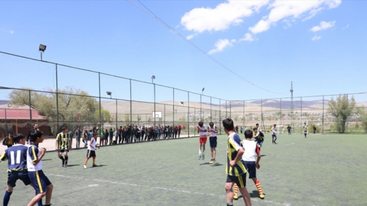Gürpınar'da ortaokul ve liseler arası futbol turnuvaları sona erdi