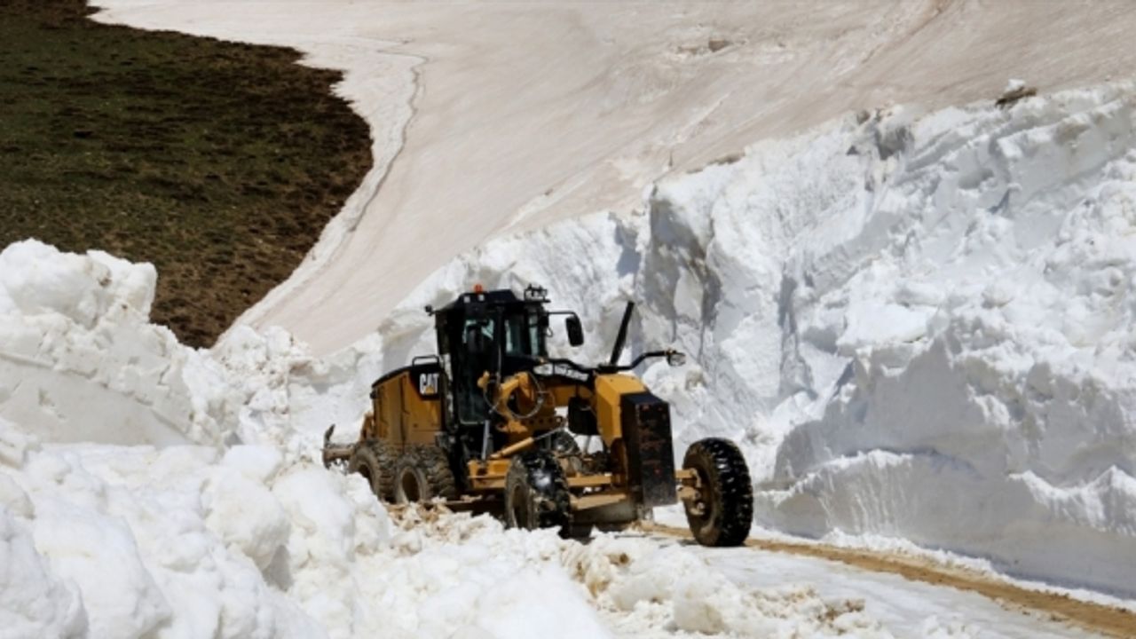 Van'da kardan kapalı mezra yolları bir ayda açılabildi