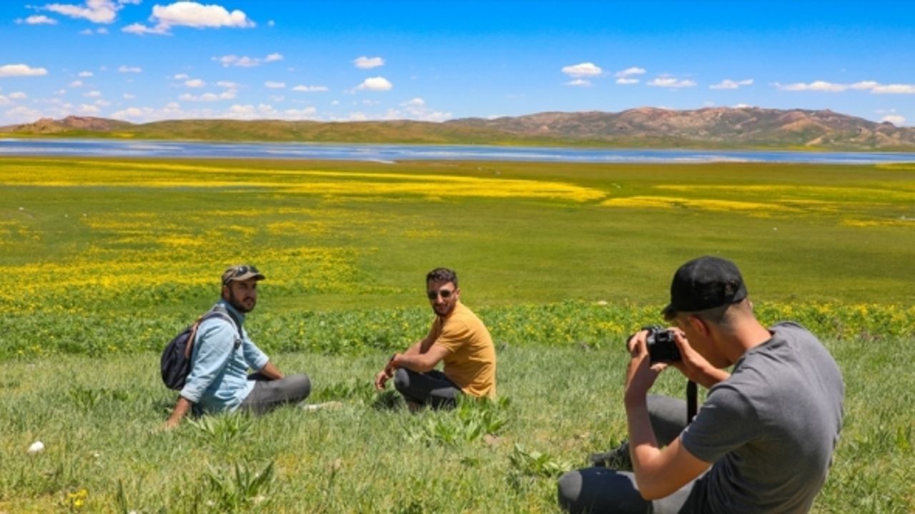 Van'daki Keşiş Gölü, rengarenk doğasıyla ziyaretçilerini ağırlıyor