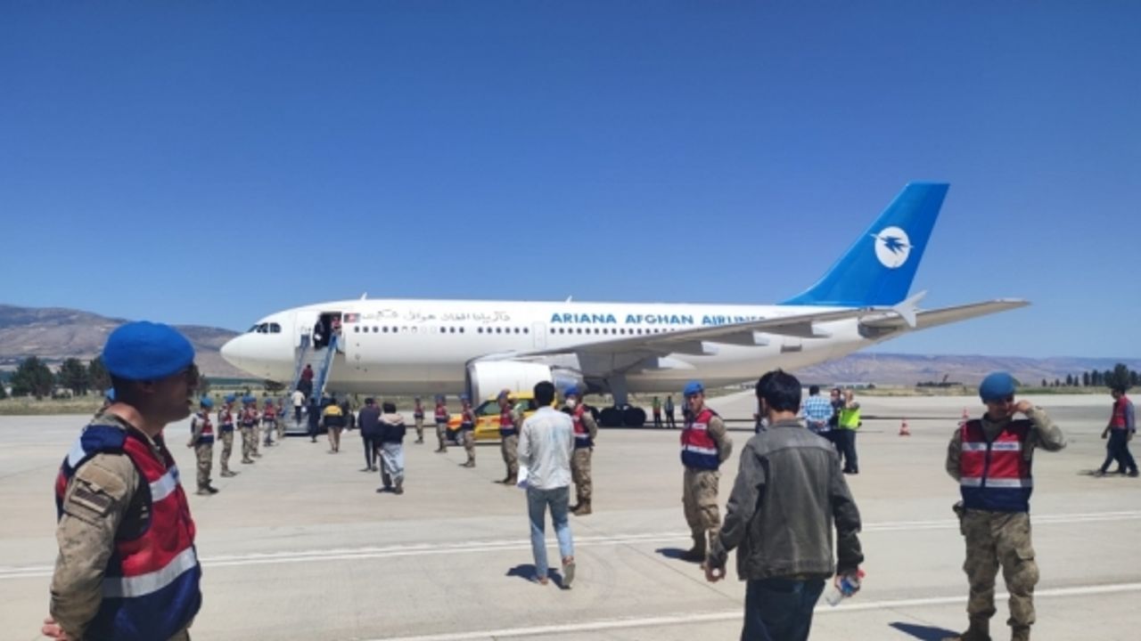 Afganistan uyruklu 227 düzensiz göçmen daha sınır dışı edildi