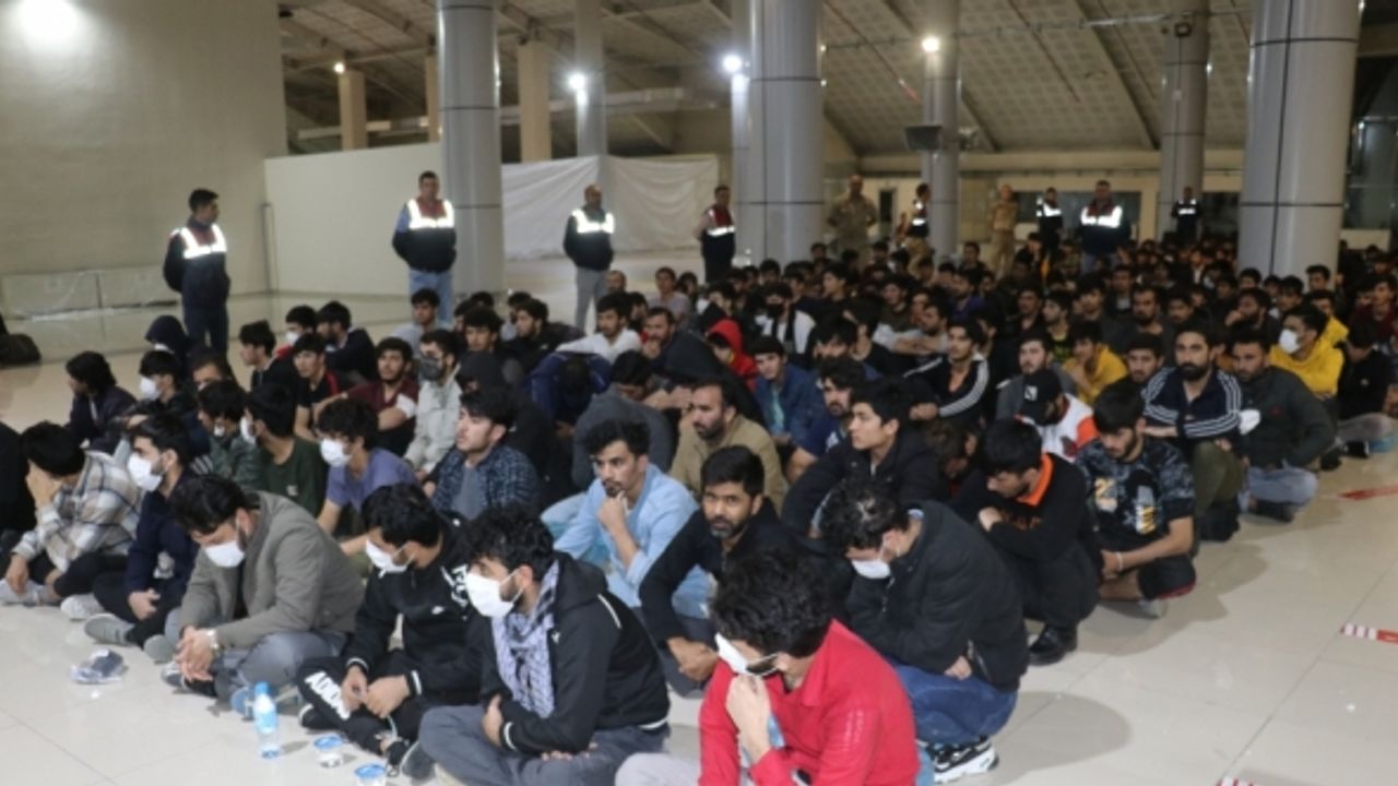 Ağrı'dan 227 Afganistan uyruklu düzensiz göçmen ülkelerine yollandı
