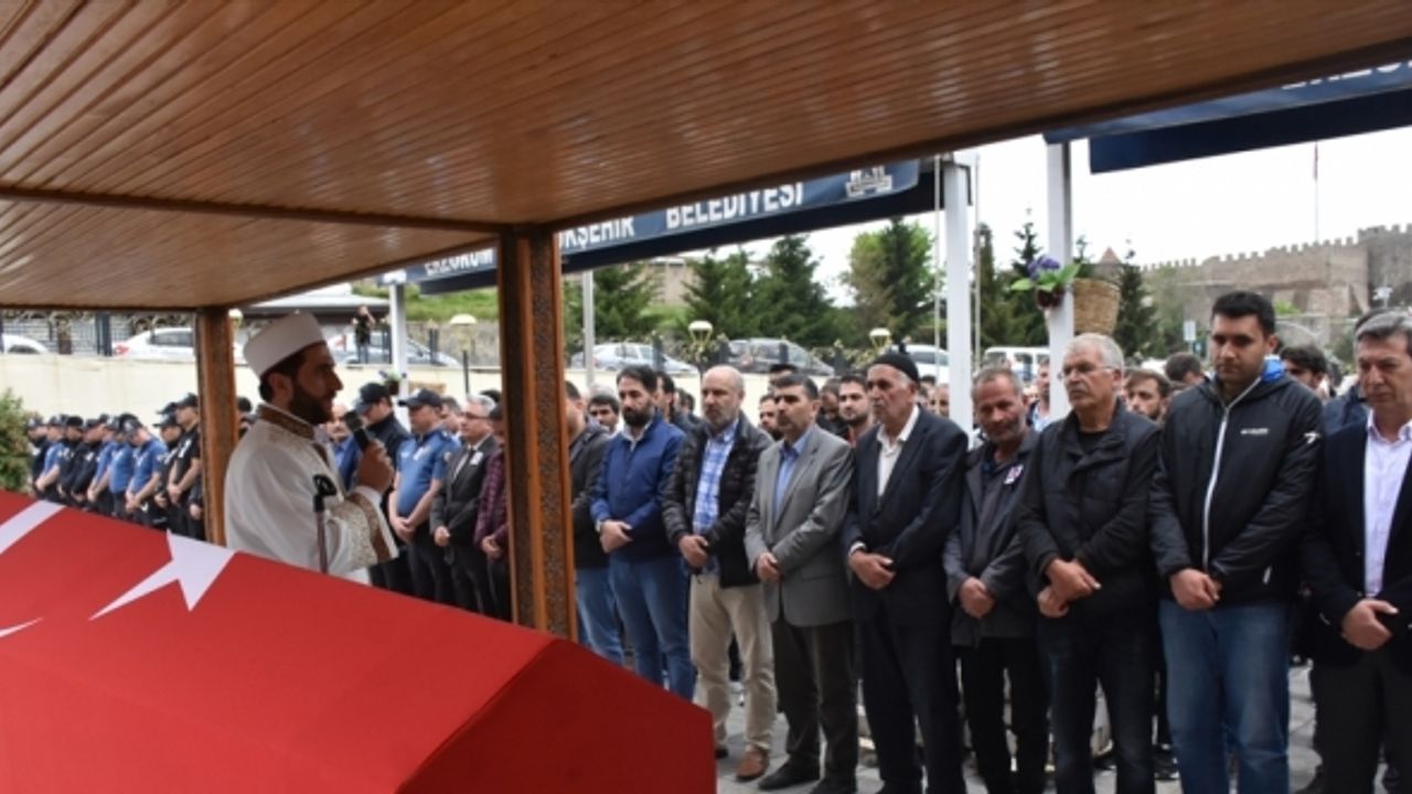 Balıkesir'de silahla vurulan polis memuru Erzurum'da toprağa verildi