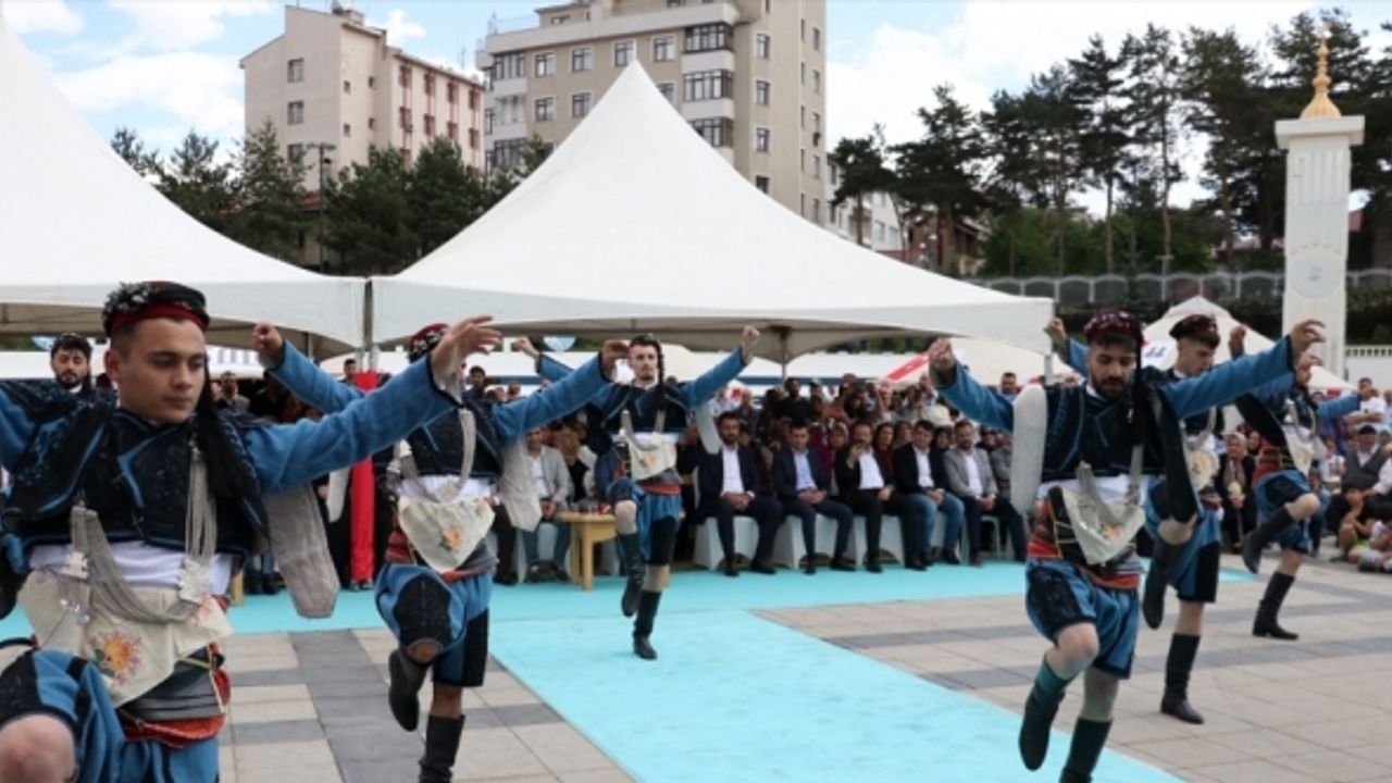 Erzurum'da ESMEK'in yıl sonu sergisi yapıldı