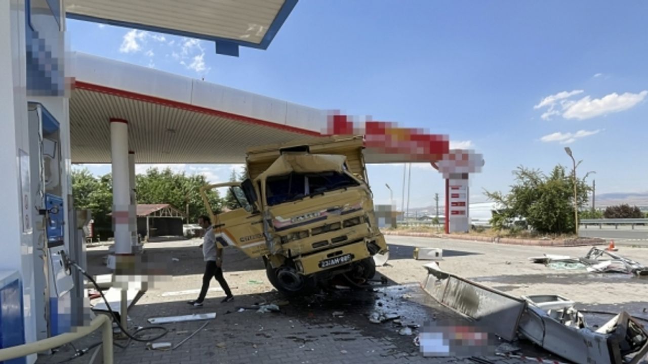 GÜNCELLEME - Kamyonun otomobile ve akaryakıt istasyonunda pompaya çarpması sonucu 5 kişi yaralandı