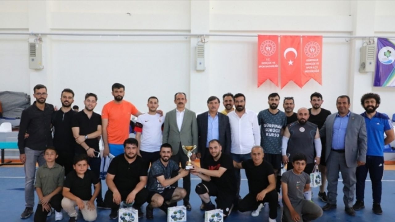 Gürpınar'da voleybol turnuvası sona erdi