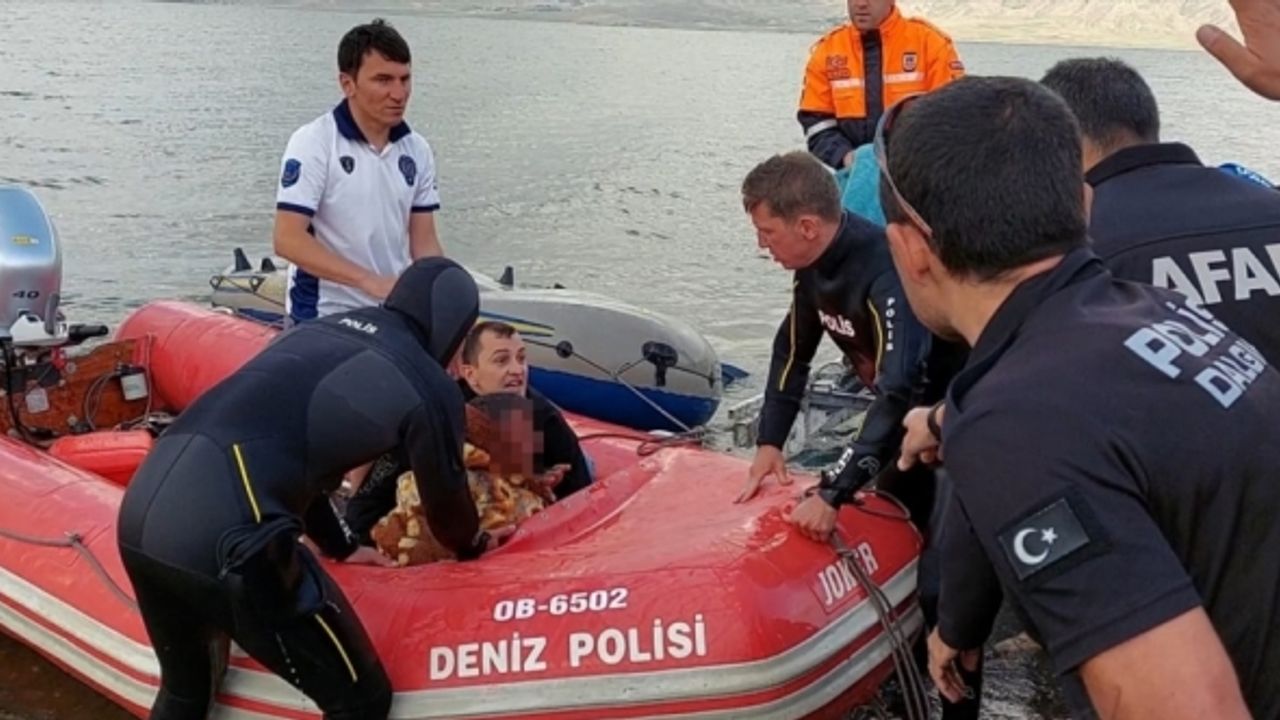 Van'da şişme botla göle açılan kişi donmak üzereyken kurtarıldı