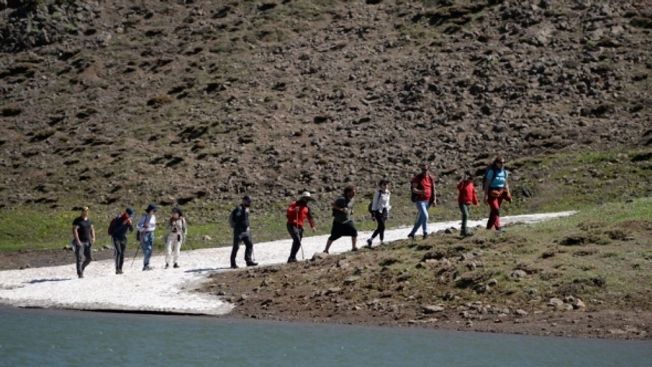 Yayla Dağı zirvesindeki göle ulaşmak için 7 kilometre yol katettiler