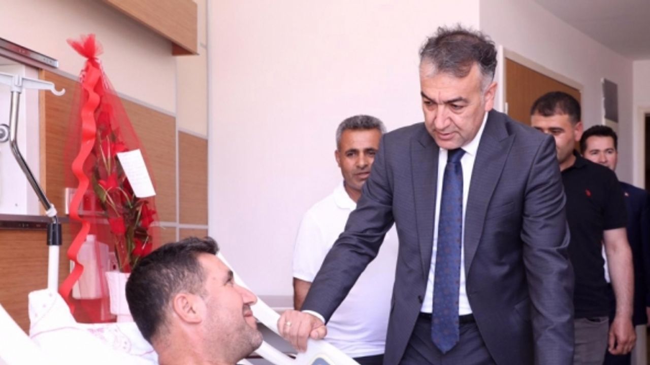 Bitlis Valisi Çağatay, operasyonda yaralanan güvenlik korucusunu ziyaret etti