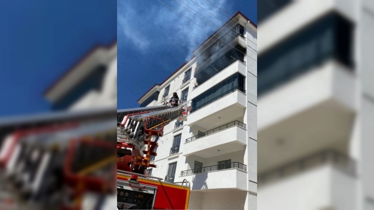 Elazığ'da ev yangınında dumandan etkilenen kişi hastaneye kaldırıldı