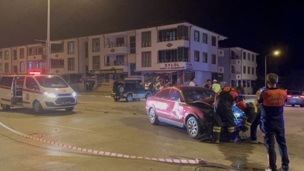 Erzincan'da iki aracın karıştığı kazada 4 kişi yaralandı