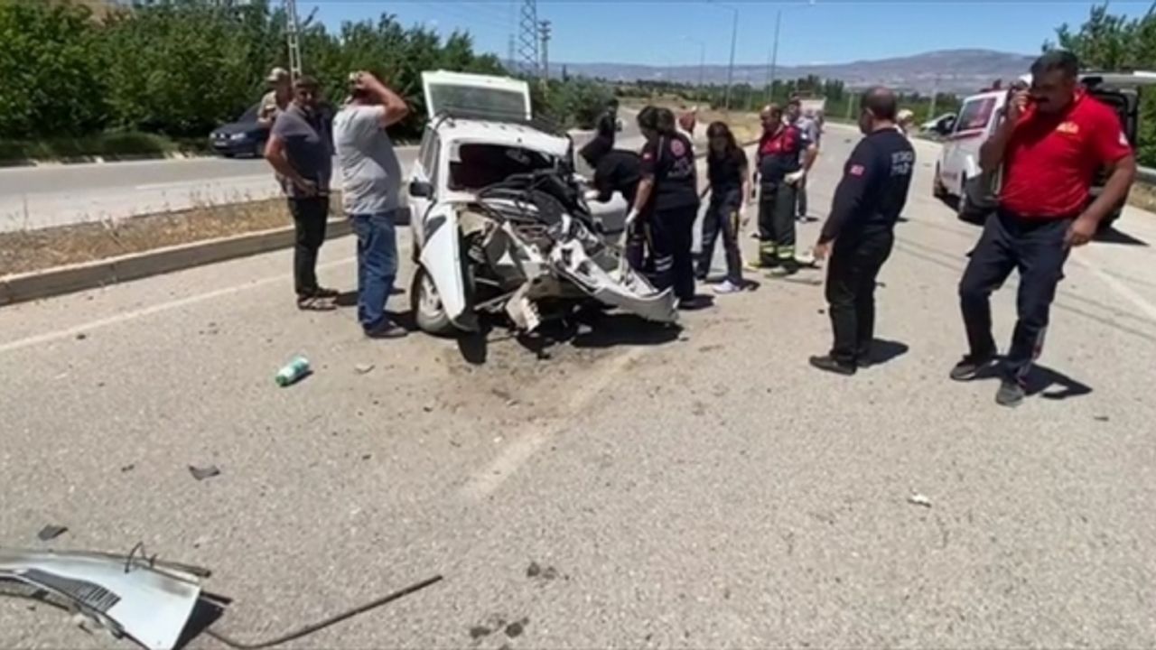 Erzincan'da tırla çarpışan otomobilin sürücüsü öldü