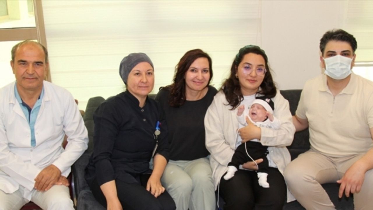 Erzurum'da 745 gram doğan bebeklerini 155 gün sonra kucaklarına aldılar
