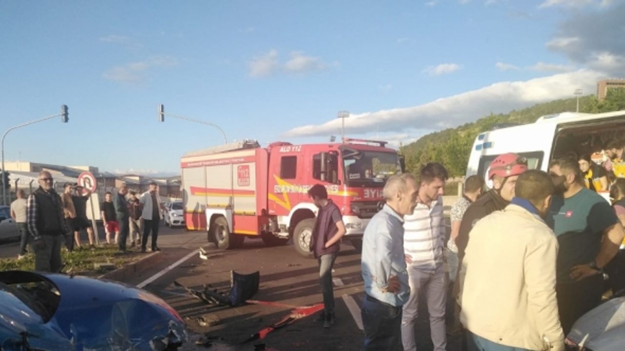 Erzurum'da iki otomobilin çarpışması sonucu 9 kişi yaralandı