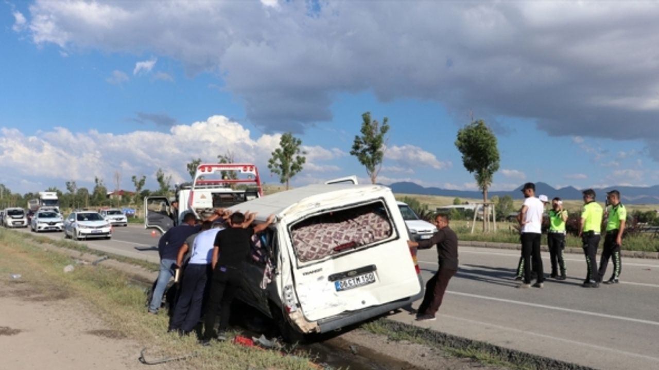 Erzurum'da kamyon ile minibüsün çarpışması sonucu 3 tarım işçisi yaralandı