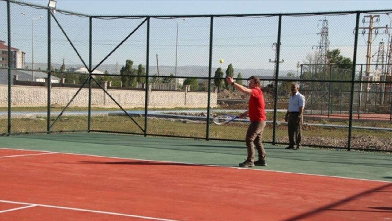 Malazgirt'te tenis kortu açıldı