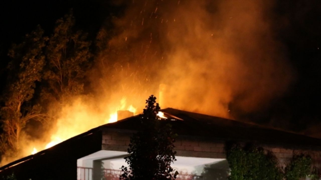 Muş'ta 2 katlı binanın çatısında çıkan yangın kontrol altına alındı