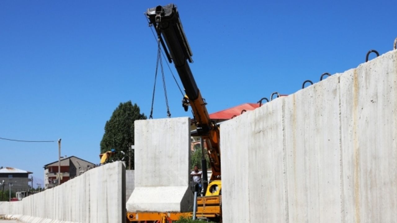 Van Büyükşehir Belediyesinin çevresindeki beton bariyerler kaldırıldı