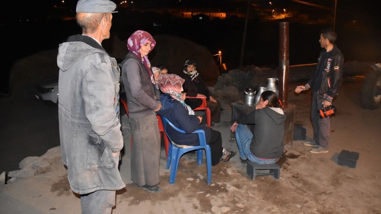 Ardahan'da depremden sonraki artçılar nedeniyle köylerdeki vatandaşlar evlerine giremiyor