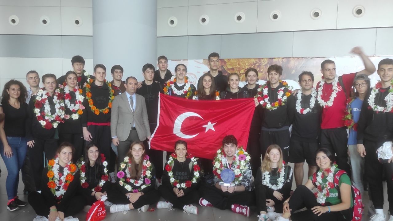 Dünya ikincisi Doğa Koleji Erkek Basketbol Takımı, Türkiye'ye döndü