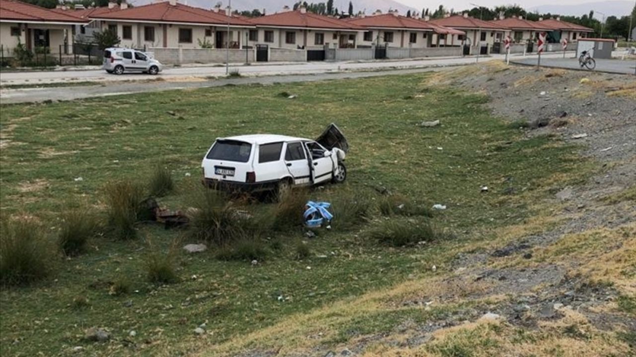 Erzincan'da iki otomobilin çarpıştığı kazada 1 kişi öldü, 4 kişi yaralandı