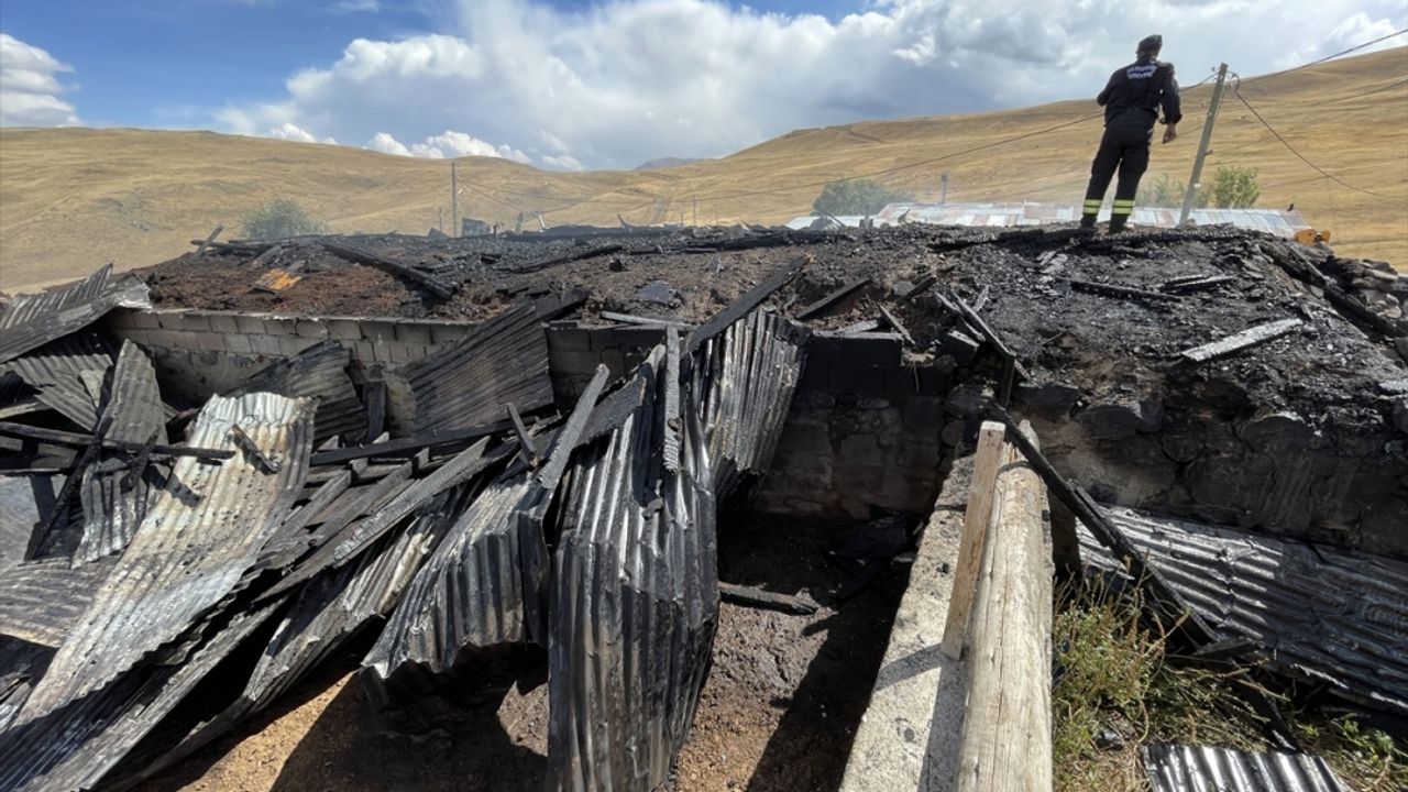 Erzurum'da bir ev ile ahır yandı