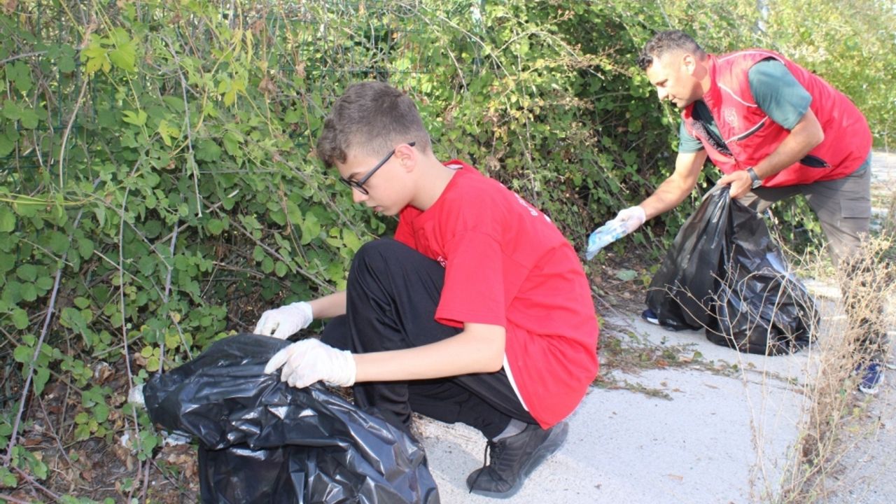 Karabük'te gönüllüler çevre temizliğine dikkati çekmek için çöp topladı