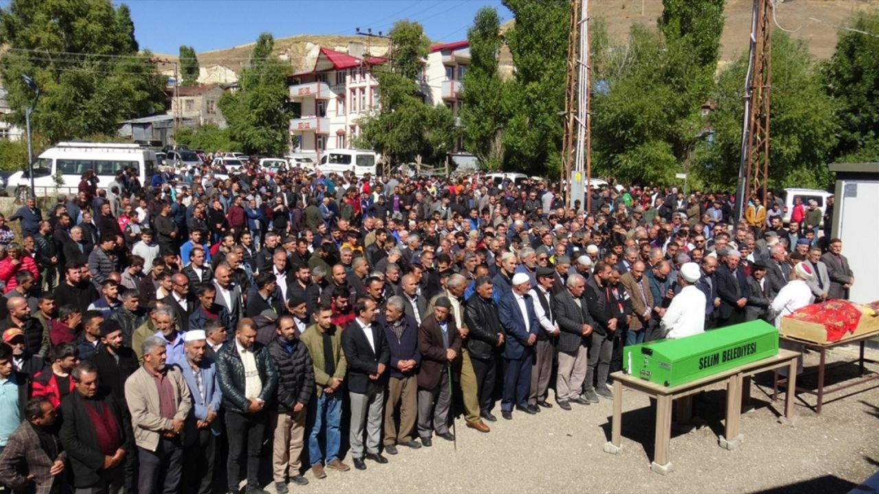 Kars'taki trafik kazasında ölen 4 arkadaşın cenazesi toprağa verildi