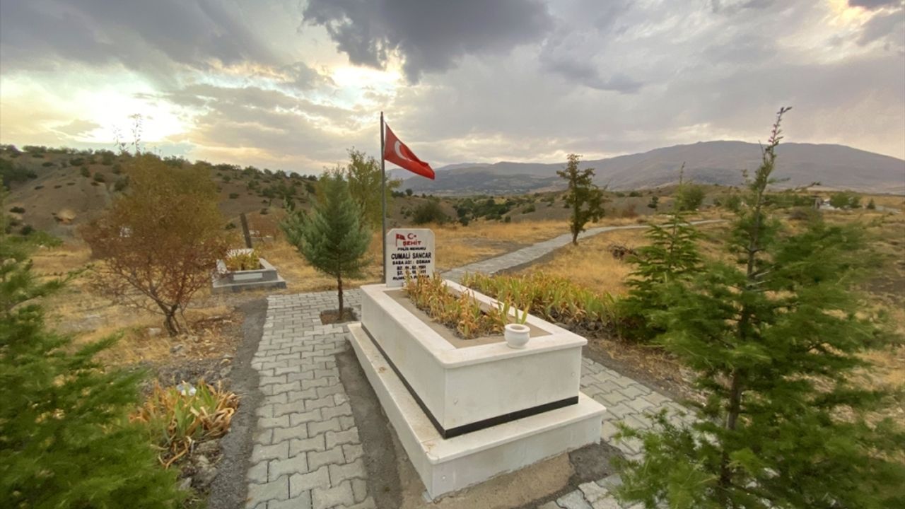 Malatya'da jandarma şehit polisin mezarını yeniledi