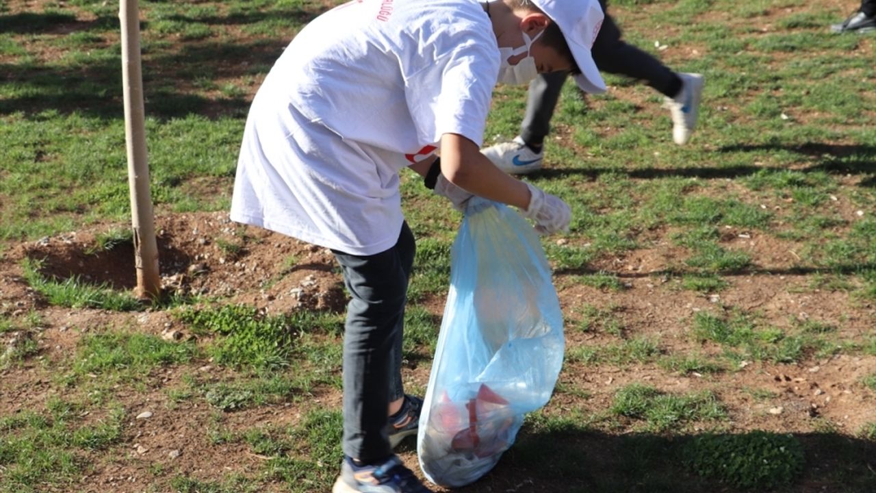 Siirt'te gönüllüler çevre temizliğine dikkati çekmek için çöp topladı